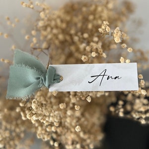 Simple personalized placemark or with a silk bow for events and weddings, a gift and detail for your guests. Place marker card with ribbon
