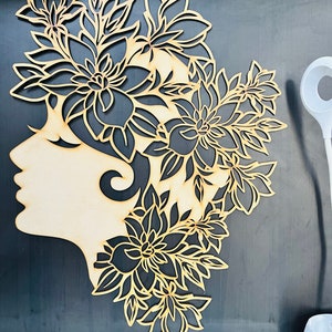 Girl Face Wall Art Handgemaakte MDF-plaat met ingewikkeld bloemkroonontwerp met een delicaat voor uw huis, salon