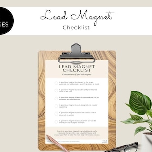 Pode incluir: Uma lista de verificação em uma prancheta com um padrão de grão de madeira, intitulada "Lead Magnet Checklist". A lista de verificação inclui características de bons ímãs de leads, como ser relevantes para o público-alvo, fornecer valor real ao usuário e ser fáceis de consumir e compartilhar.