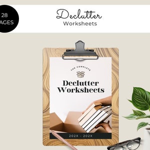 Puede incluir: Un portapapeles de madera marrón con una pinza negra sostiene una hoja de papel blanca con el texto "The Complete Declutter Worksheets 202X - 202X" y una ilustración de una caja con una mano sosteniendo una pila de libros. El fondo es de color beige claro.