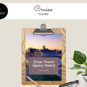 以下が含まれることがあります： 銀色のクリップが付いた茶色の木製のクリップボードには、印刷可能なクルーズガイドが入っています。ガイドには、大きなクルーズ船の夕焼けの写真と、「[Your Travel Agency Name]」と「Cruise Guide」のテキストが掲載されています。「インスタントダウンロード」というテキストは、クリップボードの下にあります。