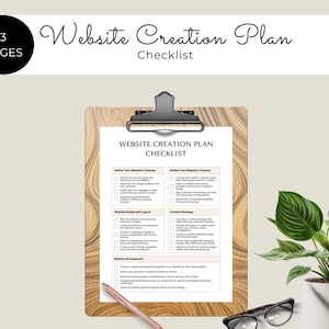 Könnte beinhalten: Eine Checkliste für die Erstellung einer Website mit Abschnitten zur Definition des Website-Zwecks, Website-Design und -Layout, Content-Strategie und Website-Entwicklung. Die Checkliste befindet sich auf einer Klemmbrett mit einem Holzhintergrund und einer Pflanze in einem weißen Topf.