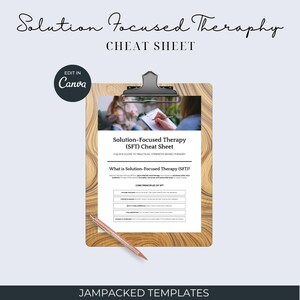Könnte beinhalten: Ein Holz-Klemmbrett mit einem gedruckten "Solution-Focused Therapy (SFT) Cheat Sheet" und einem Stift. Der Text enthält "A Quick Guide to Practical Strength-Based Therapy" und "What is Solution-Focused Therapy (SFT)?" Das Canva-Logo ist sichtbar.