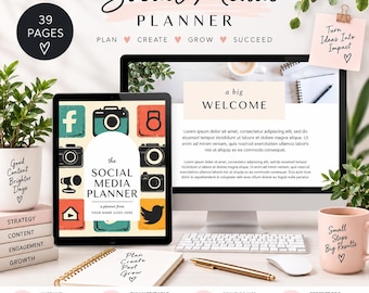 Puede incluir: Una plantilla digital de planificador de redes sociales mostrada en una tableta y pantalla de ordenador, con 39 páginas que incluyen iconos de cámaras, logotipos de redes sociales y texto. El conjunto incluye un cuaderno, un bolígrafo dorado y tazas.