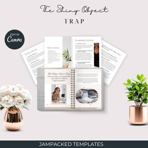 Puede incluir: Un planificador digital titulado "The Shiny Object Trap" con el texto "How to Stay Grounded in a World of Endless Opportunities". La imagen incluye un cuaderno, documentos, un jarrón con flores blancas y una planta en maceta. El logotipo de Canva es visible.