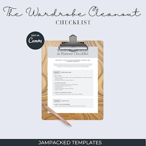 Op de afbeelding: Een afdrukbare checklist voor een kledingkastopruiming en een planner. De checklist staat op een klembord met een houtnerf achtergrond. De titel is "Kledingkastopruiming & Planner Checklist". De checklist bevat stappen voor de voorbereiding en het opruimen van je kledingkast.
