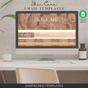 Op de afbeelding: Een computermonitor toont een e-mailsjabloon voor huidverzorging. Het scherm toont een collage van gezichten met huidverzorgingsproducten en de tekst "SKINCARE Emails". De woorden "Skin Care Email Templates" en "JAMPACKED TEMPLATES" zijn ook zichtbaar.
