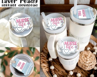 Puede incluir: Tres vasos blancos con tapas y pajitas. Cada tapa tiene una pegatina rosa y blanca con el texto "Nurse Life" y un gráfico de estetoscopio. Un vaso tiene una pegatina con el texto "Nurse Fuel".