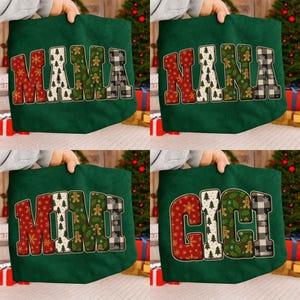 Könnte beinhalten: Vier grüne Tragetaschen mit festlichem Text. Die Taschen zeigen die Wörter "MAMA", "NANA", "MIMI" und "GIGI". Die Buchstaben sind mit Schneeflocken, Lebkuchenmännern, Weihnachtsbäumen und Karomustern verziert.