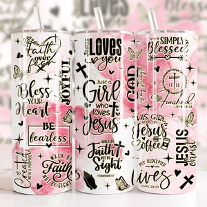 Könnte beinhalten: Drei rosa und weiße Becher mit inspirierenden christlichen Zitaten und Designs. Die Zitate lauten "Faith over Fear", "Just a Girl Who Loves Jesus" und "Simply Blessed".