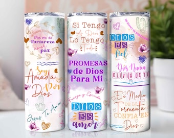 Può includere: Tre bicchieri termici bianchi con disegni colorati e testo in spagnolo. Ogni bicchiere presenta motivi floreali e a forma di cuore, insieme a frasi come "Dios es amor". I bicchieri hanno coperchi argentati.