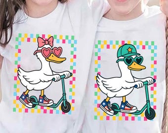 Ragazzo e ragazza oca PNG, Ragazzo e ragazza carina estate PNG, Ragazzo oca sciocco PNG, Disegno di ragazzo e ragazza scooter sublimatico, Maglietta estiva per bambini PNG