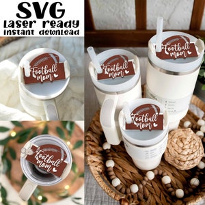 Arquivo de corte SVG tamanho 20 30 40 onças Tumbler Football Mom Tag, presente para tampa do copo, placa de identificação, presente personalizado do Stanley Tumbler, arquivo SVG a laser