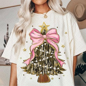 Coquette Glitter Christmas Tree Png, Camo Christmas Tree Girly, Buon Natale Coquette Bow Tree Png, Luci di Natale disegnate a mano