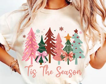 Tis The Season Christmas Png, Coquette Christmas Png, Árbol de Navidad Png, Sublimación Dibujada a Mano, Árbol de Navidad Rosa Boho, Feliz Navidad