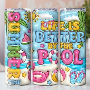 Peut inclure: Un gobelet coloré sur le thème de l'été. Le gobelet présente le texte "Summer Time" et "Life is Better by the Pool" avec des images de palmiers, d'un flotteur de piscine et d'une plage.