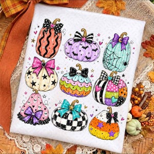 Halloween-Kürbis-Design im Preppy-Stil (PNG), farbenfrohes Pinselstrich-Patchwork, Sublimations-Shirt-Design mit Leoparden-Geister-Schleife