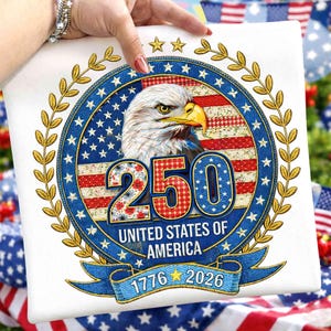 Op de afbeelding: Wit vierkant ontwerp met een patriottische adelaar illustratie. Het ontwerp bevat de tekst "250 United States of America 1776-2026", een blauw en rood kleurenschema met sterren en strepen, en een gouden lauwerkrans.
