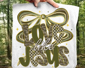 Könnte beinhalten: Weiße Tragetasche mit dem Schriftzug "LOVE like JESUS" in einer Mischung aus Schriftarten und Mustern. Das Wort "LOVE" hat ein Camouflage-Muster, und das Wort "JESUS" hat ein Schachbrettmuster. Eine große Bogen-Grafik befindet sich oben.