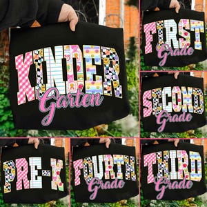 K&ouml;nnte beinhalten: Schwarze Sweatshirts mit farbenfrohen Textdesigns f&uuml;r verschiedene Klassenstufen. Die Designs umfassen "Kindergarten", "First Grade", "Second Grade", "Pre-K", "Fourth Grade" und "Third Grade". Der Text ist in verschiedenen Mustern, einschlie&szlig;lich Karos und Smileys.