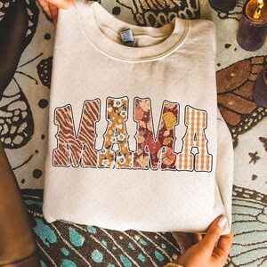 Fall Mama-shirt png, Pumpkin Patch Mama png, Autumn Mama-sublimatie, Thanksgiving Fall Mama png, bruin geruit Mama-shirt, Cosy Fall png