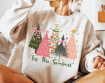 Tis The Season Christmas Png, Coquette Christmas Png, Árbol de Navidad Png, Sublimación Dibujada a Mano, Árbol de Navidad Rosa Boho, Feliz Navidad