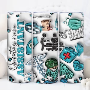 Può includere: Un bicchiere bianco con un design blu e verde che presenta simboli medici e il testo "Operating Room Assistant".