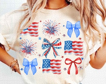 Pode incluir: Uma camiseta branca com um design patriótico com estrelas, fogos de artifício e laços vermelhos, brancos e azuis. O design é em estilo aquarela.