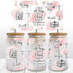 Puede incluir: Tres vasos de vidrio transparentes con diseños de acuarela rosa y dorado y citas inspiradoras. Las citas incluyen "Ella es fuerte", "Todo lo puedo en Cristo que me fortalece", y "Fe sobre el miedo".