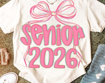 Coquette Senior 2026 PNG, Diseño de camiseta preppy para estudiantes de último año, Clase de 2026 PNG, Mamá de último año PNG, Sublimación de graduación de secundaria rosa femenina