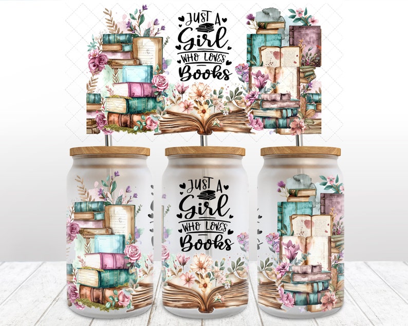 K&ouml;nnte beinhalten: Drei Glasbeh&auml;lter mit Holzdeckeln und einem floralen Design mit Stapeln von B&uuml;chern, Blumen und dem Text "Just a Girl Who Loves Books".