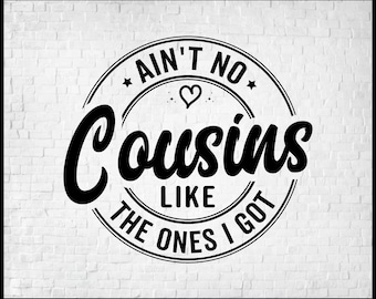 Puede incluir: Diseño gráfico en blanco y negro con un círculo y el texto "Ain't no cousins like the ones I got" con un corazón en el centro.