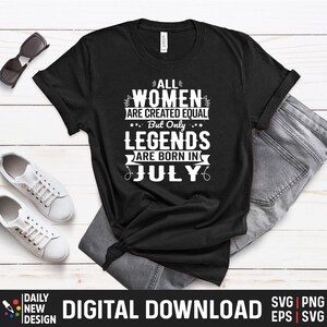 K&ouml;nnte beinhalten: Schwarzes T-Shirt mit wei&szlig;em Text, der lautet: "Alle Frauen sind gleich geschaffen... Aber nur Legenden werden im Juli geboren".