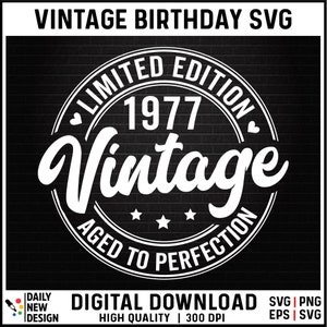 Peut inclure: Graphique de cercle blanc avec le texte "Édition limitée 1977 Vintage Vieilli à la perfection" sur un fond de brique noire.