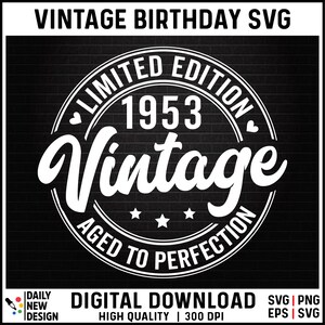 Könnte beinhalten: Weißer Kreisgrafik mit dem Text "Limited Edition 1953 Vintage Gealtert zur Perfektion" auf einem schwarzen Ziegelhintergrund.