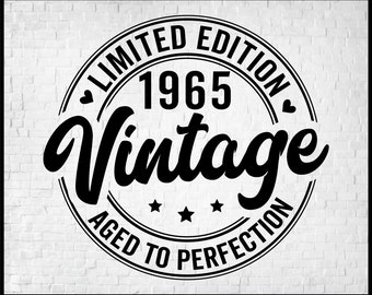 Puede incluir: Diseño gráfico en blanco y negro con un círculo que contiene el texto "Edición limitada 1965 Vintage Envejecido a la perfección" con tres estrellas y dos corazones.