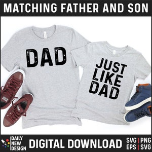 Peut inclure: Deux t-shirts gris assortis avec du texte noir. Un t-shirt dit "DAD" et l'autre dit "JUST LIKE DAD".