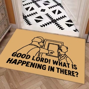 Pode incluir: Um tapete de porta castanho com uma ilustração a preto e branco de duas pessoas a olhar para uma porta. O texto no tapete diz "Good Lord! What is happening in there?"