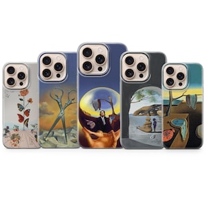 Può includere: Una collezione di cinque custodie per telefono con arte surrealista. Ogni custodia presenta un'opera d'arte diversa, tra cui orologi che si sciolgono, forbici e figure in paesaggi onirici. Le custodie hanno un bordo trasparente e sono progettate per uno smartphone.