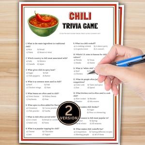 Peut inclure: Une feuille de jeu de questions-réponses intitulée "CHILI TRIVIA GAME" avec un bol de chili et un piment. La feuille propose des questions à choix multiples sur le chili, avec une main tenant un stylo.