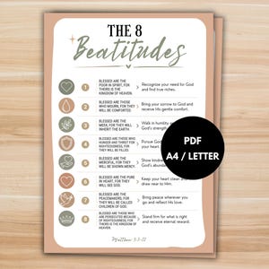 Peut inclure: Une affiche imprimée présentant "Les 8 Béatitudes" avec du texte et des icônes. L'affiche a une palette de couleurs beige et blanche avec un cercle noir qui dit "PDF A4/LETTER". Le texte comprend des versets bibliques et des concepts connexes.