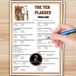 Könnte beinhalten: Ein Quizspielblatt mit dem Titel "Die zehn Plagen" mit Multiple-Choice-Fragen. Das Blatt zeigt eine Illustration eines ägyptischen Pharaos und eines Jungen. Eine Hand, die einen blauen Stift hält, zeigt auf die Fragen. Das Blatt hat einen goldenen Rand.