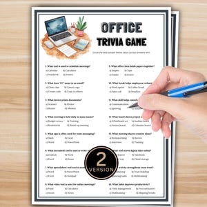 Peut inclure: Une feuille de jeu Office Trivia en noir et blanc avec des questions à choix multiples. La feuille a une bordure noire et le texte "OFFICE TRIVIA GAME" en haut. Une main tient un stylo bleu, prête à encercler une réponse.