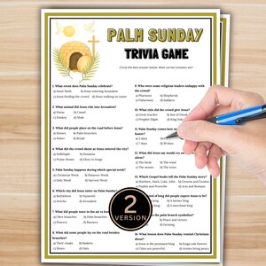 Peut inclure: Une feuille de jeu de questions-réponses sur le thème du dimanche des Rameaux. Le titre "Palm Sunday Trivia Game" est en haut. Une main tient un stylo bleu, prête à répondre aux questions. La feuille a une bordure dorée.