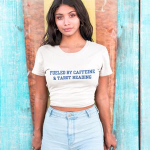 Kaffee & Tarot Unisex Softstyle T-Shirt, Tarot-Karten-Liebhaber-Geschenk, Kaffee-Enthusiasten-Shirt, Boho-Grafik-T-Shirt, magisches T-Shirt, Kaffee und