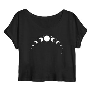 Op de afbeelding: Zwart getailleerd T-shirt met een wit ontwerp van maanfasen.
