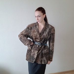 Vintage 80-90-tals Gerry Weber kavaj i manchester med oversized abstrakt djurtryck och khakifärgad