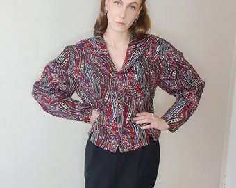 Blusa vintage con maniche a sbuffo e stampa paisley colorata