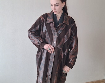 Giacca lunga oversize vintage anni '80 e '90 in vera pelle e pelle scamosciata con pannelli geometrici a contrasto in marrone