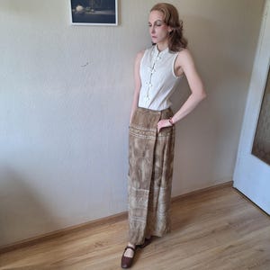 Vintage lange maxi-wikkelrok uit de jaren 90 met abstracte tie-dyeprint in beige en bruin